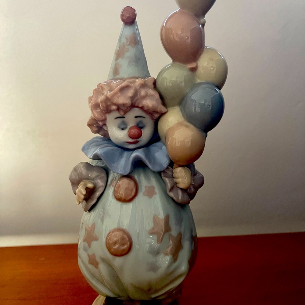 Vintage Lladro 5811 Porcelain
Littlest Clown W/ Balloons
Figurine